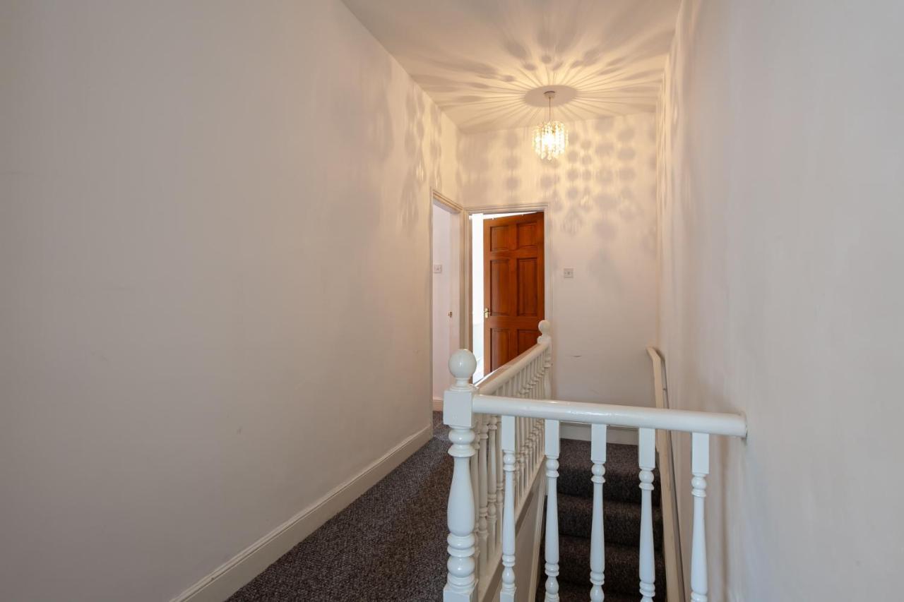 Stay Comfortable-City Centre Location- Sleeps Up To 9 Stoke-on-Trent Kültér fotó